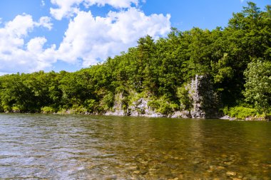 kayalık nehir bankası.