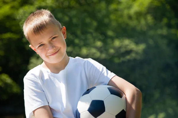 Junge mit Fußballball. — Stockfoto