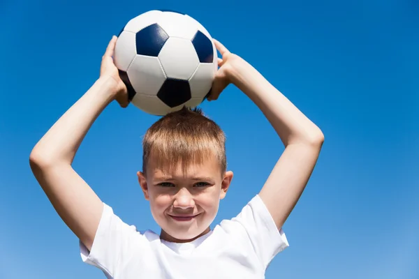 Pojken kastar en boll — Stockfoto