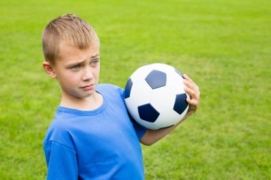 Futbol topu ile sürpriz çocuk.