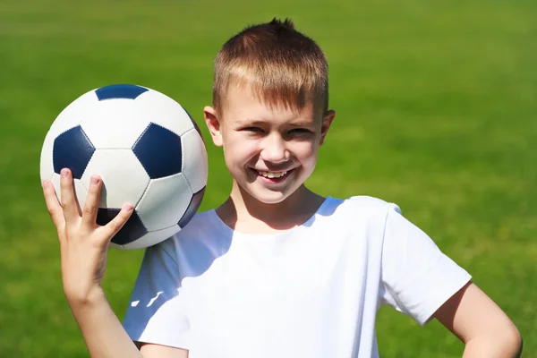 Menino com bola de futebol — Fotografia de Stock