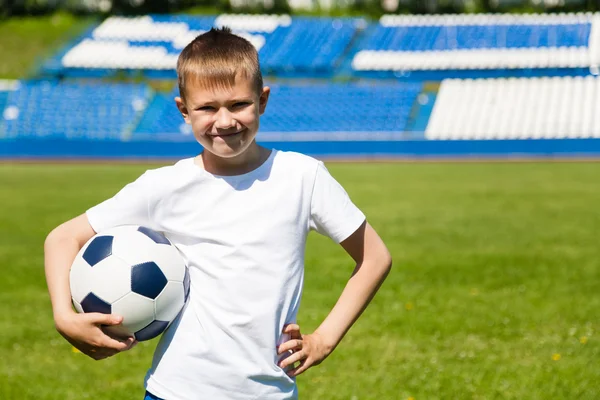 Jongen met bal op het stadion. — Stockfoto