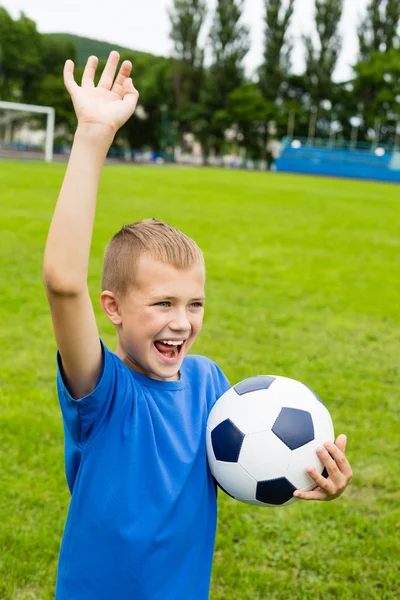 Gritando menino jogando futebol . — Fotografia de Stock
