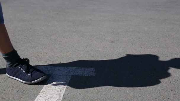 Pieds de garçon chevauchant un skateboard — Video