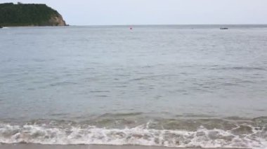 Denizde yüzme ve atlama kardeşler.