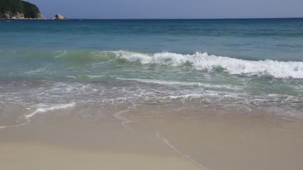 Ondas do mar e praia de areia — Vídeo de Stock