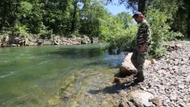 elinde bir nehir Hiker içme suyu