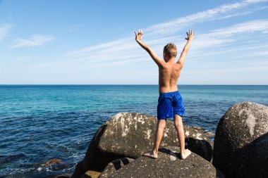 mutlu çocuk kaldırdı elleriyle