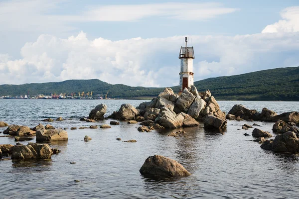 Faro en la costa oriental de Rusia . —  Fotos de Stock