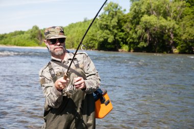 neşeli balıkçı çeker somon balığı yakaladı.