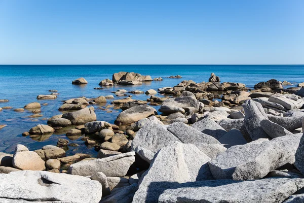 Prachtig zomer landschap van de zee kust. — Stockfoto