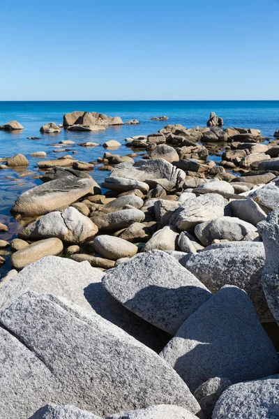 Sommar landskap av steniga havskust. — Stockfoto