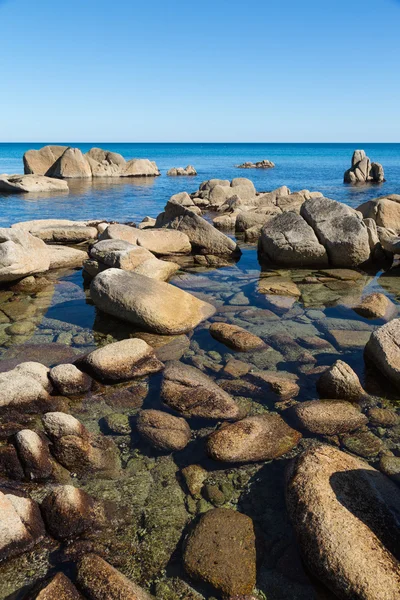 Zomer landschap van rotsachtige kust. — Stockfoto