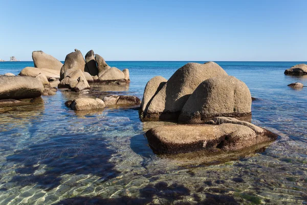 Roca que sobresale del mar . — Foto de Stock