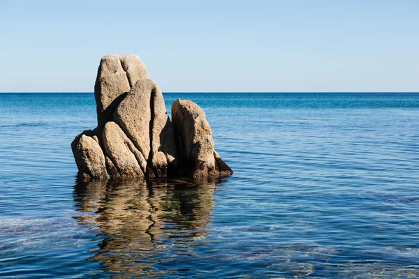 Rock sticker ut från havet. — Stockfoto