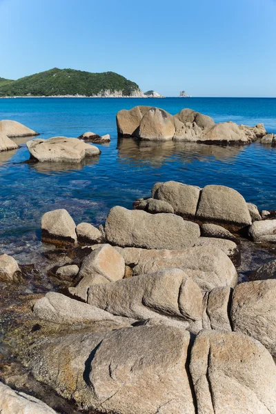 野生の岩が多い海岸線. — ストック写真