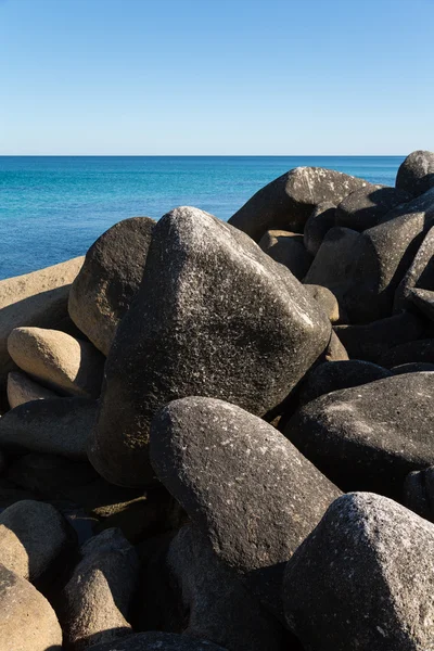 Divoké skalnaté mořské pobřeží. — Stock fotografie