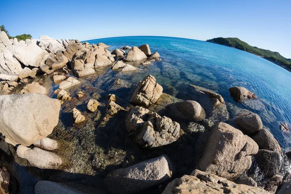 Paesaggio estivo di costa rocciosa . — Foto Stock