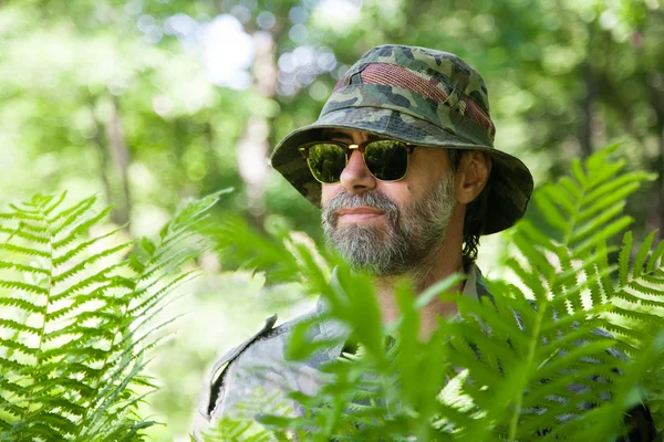 Reiziger in een tropisch bos. — Stockfoto