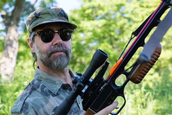 Hunter holding a crossbow — Stock Photo, Image