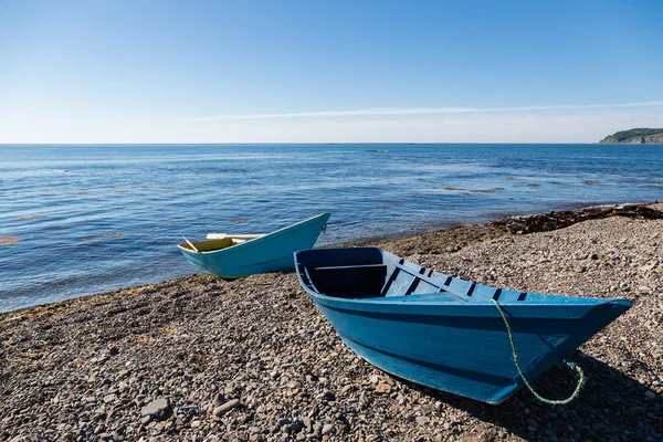 木质渔船海卵石海滩上 — 图库照片
