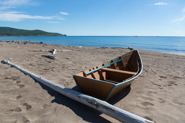 Trä fiskebåt på havsstranden. — Stockfoto