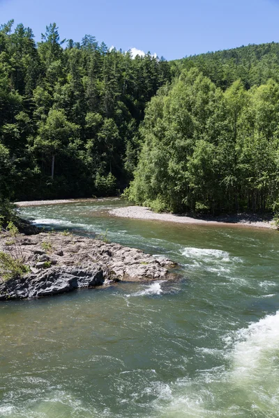 Rivier met een ruwe stroom — Stockfoto