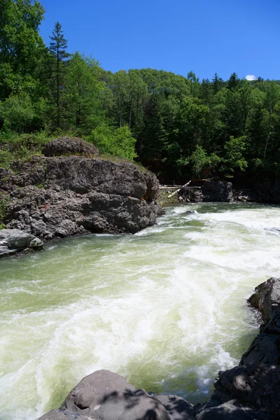 Río con un arroyo áspero — Foto de Stock