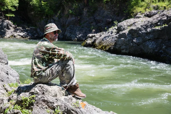 Voyageur assis au bord de la rivière . — Photo
