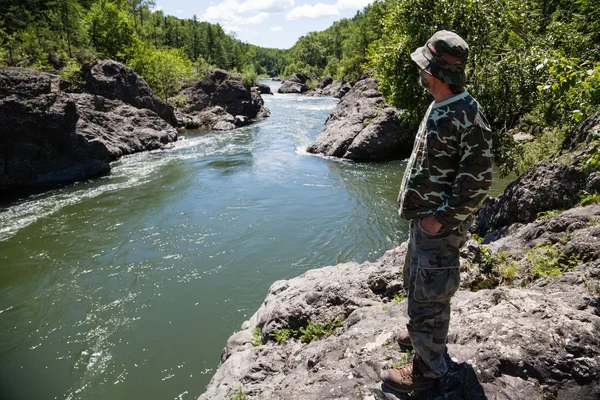 Voyageur d'âge moyen regardant au-dessus de la rivière — Photo