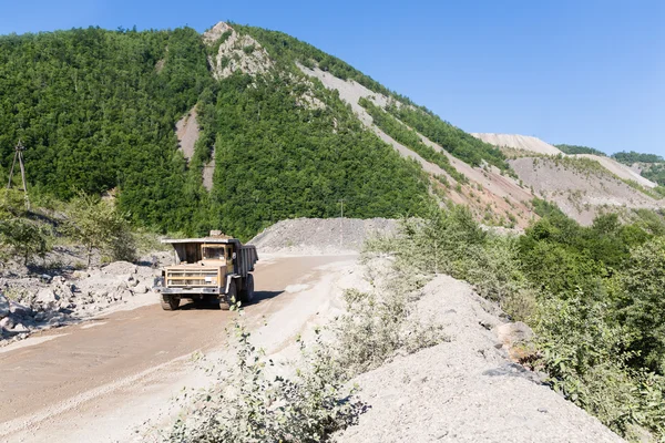 Großer Bergbaulastwagen — Stockfoto