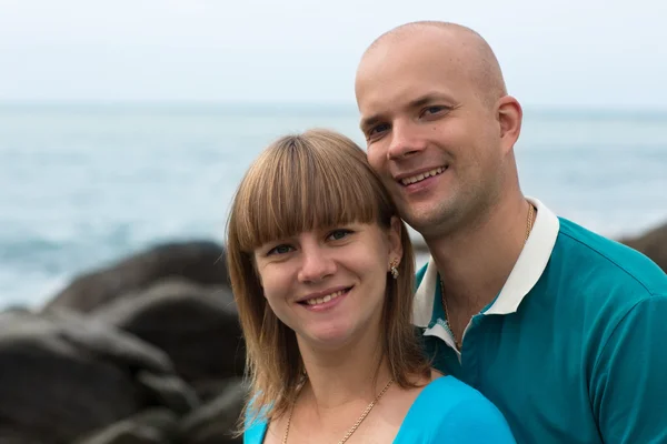 Happy pregnant woman and her husband on the coast. — Stock Photo, Image