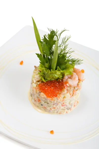 Salade olivier dekorerad med räkor och röd kaviar — Stockfoto