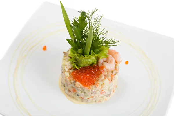 Salade Olivier décorée de crevettes et de caviar rouge — Photo