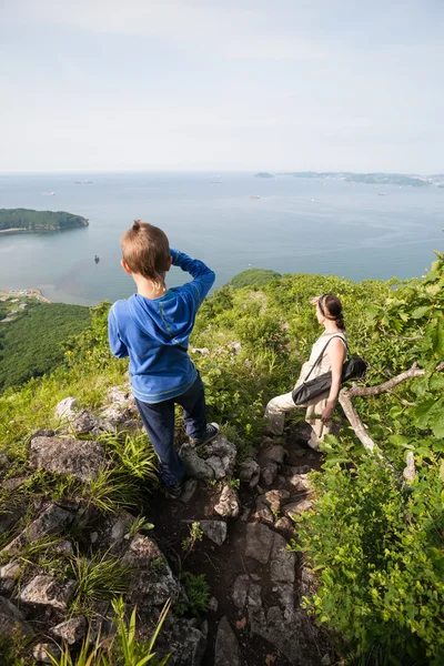 Grandmother and grandson come down from the mountain. — Stock Photo, Image