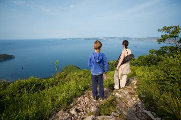 Babička a vnuk, stojící na vrcholu hory — Stock fotografie