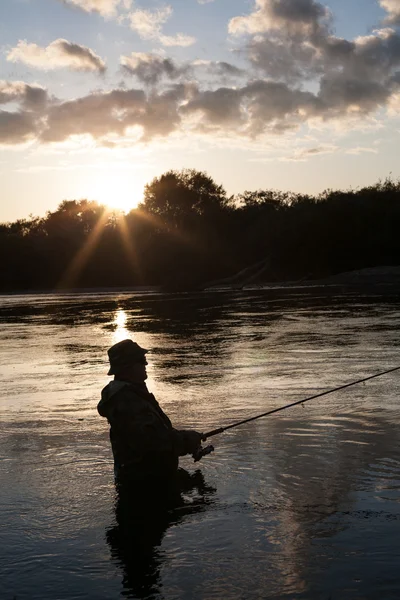 Ψαρά που πιάνει σολομού στο ηλιοβασίλεμα — Φωτογραφία Αρχείου