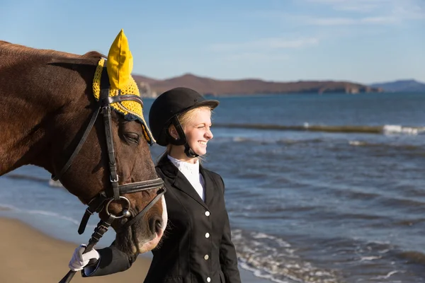 Chica feliz adolescente con su caballo — Foto de Stock