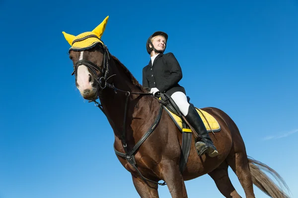 Ragazza adolescente seduta su un cavallo — Foto Stock