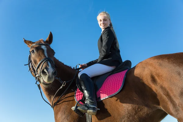 Ragazza adolescente cavalcando un cavallo — Foto Stock