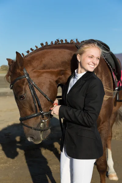 Chica feliz adolescente con su caballo — Foto de Stock