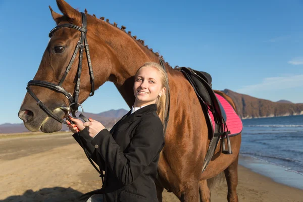 Tizenéves lány egy kedvenc ló — Stock Fotó