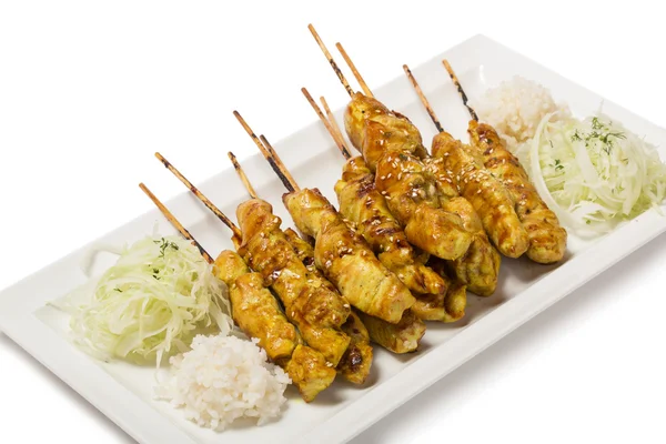 Espetos de frango grelhados em estilo Yakatori — Fotografia de Stock