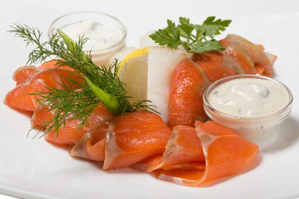 Aperitivo frío de fletán ahumado, trucha salada, salmón sockeye — Foto de Stock