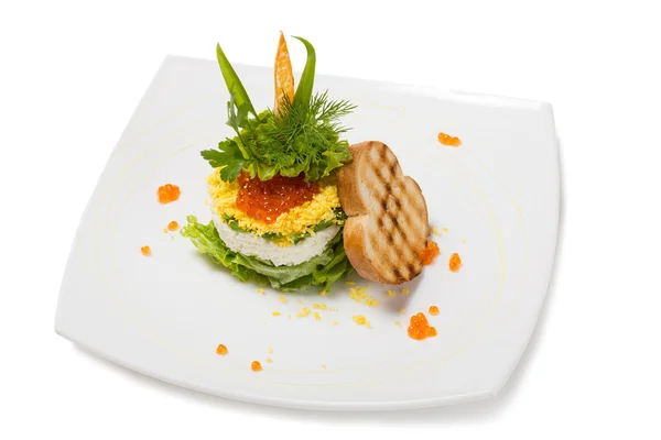 Salade de crevettes bouillies sous un dôme de caviar rouge — Photo