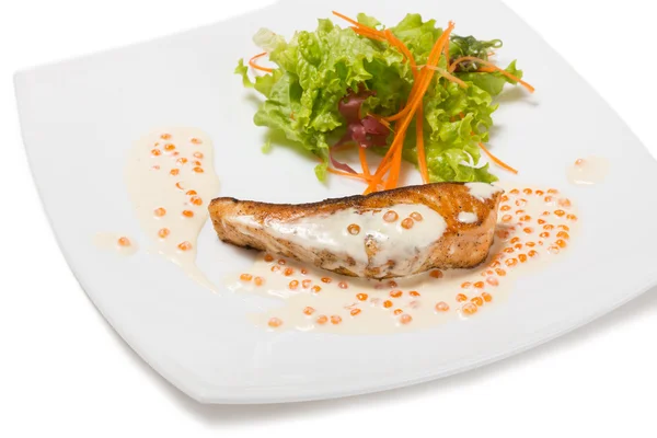 Salmone alla griglia in salsa di caviale cremosa . — Foto Stock