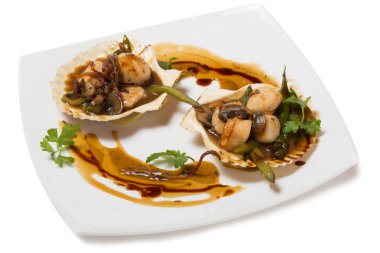 kuşkonmaz ve mantar ile tarak