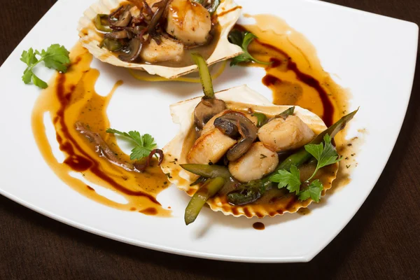 Hot starter of scallops with asparagus and mushrooms — Stock Photo, Image