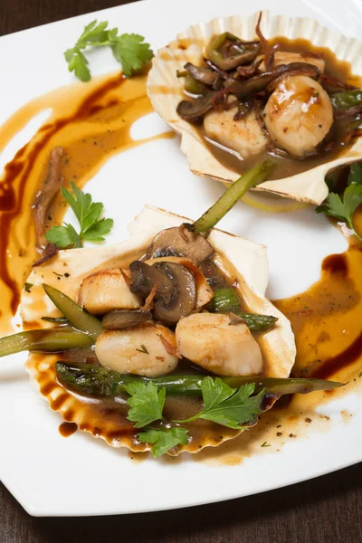 Hot starter of scallops with asparagus and mushrooms — Stock Photo, Image