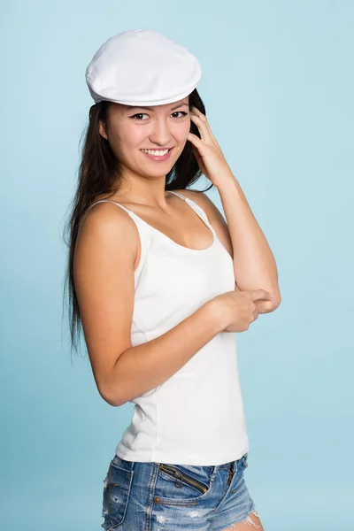 Schöne lächelnde asiatische junge Frau — Stockfoto